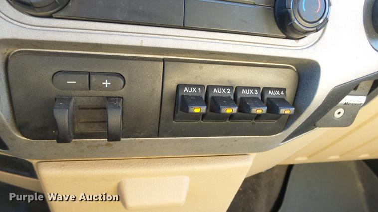 image for item DC0504 2013 Ford F350 Super Duty Crew Cab flatbed pickup truck