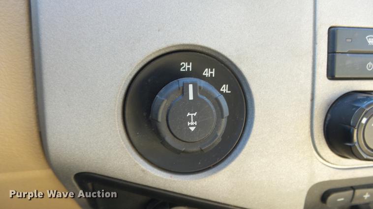 image for item DC0504 2013 Ford F350 Super Duty Crew Cab flatbed pickup truck