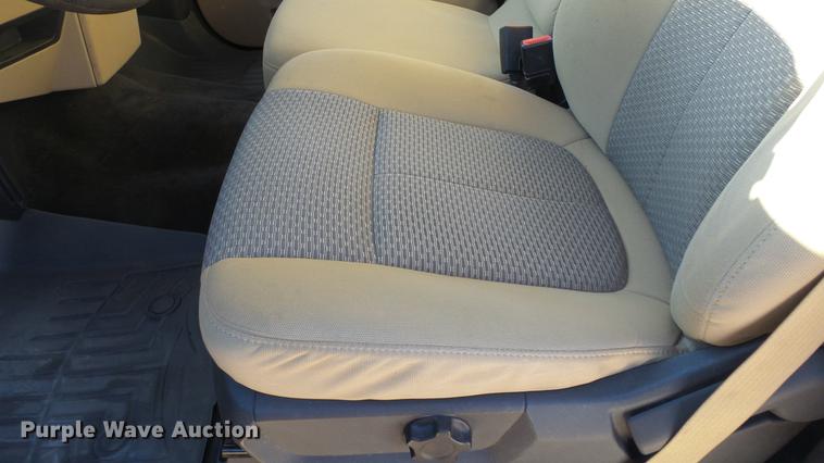 image for item DC0504 2013 Ford F350 Super Duty Crew Cab flatbed pickup truck