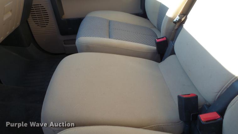 image for item DC0504 2013 Ford F350 Super Duty Crew Cab flatbed pickup truck