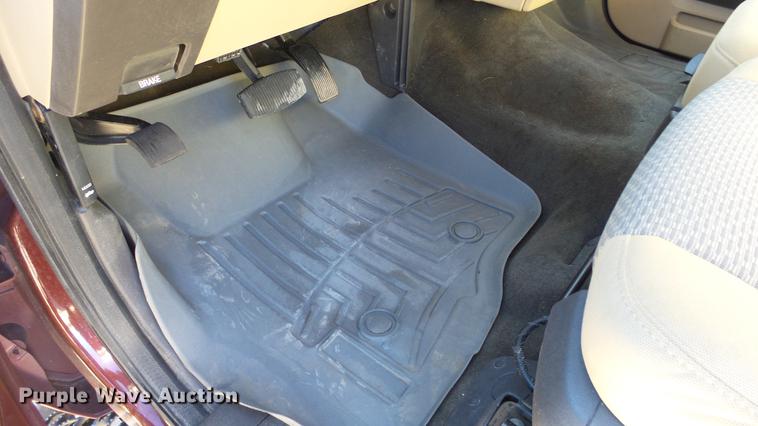 image for item DC0504 2013 Ford F350 Super Duty Crew Cab flatbed pickup truck