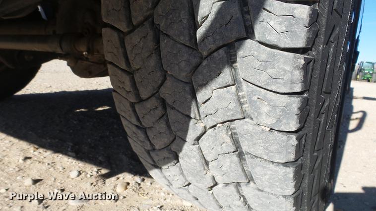 image for item DC0504 2013 Ford F350 Super Duty Crew Cab flatbed pickup truck