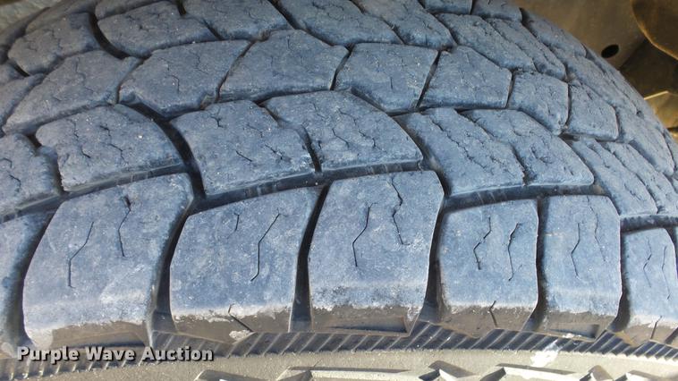 image for item DC0504 2013 Ford F350 Super Duty Crew Cab flatbed pickup truck