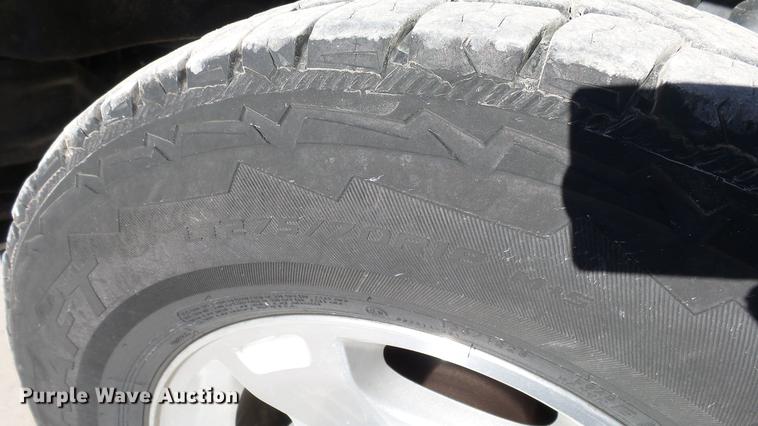 image for item DC0504 2013 Ford F350 Super Duty Crew Cab flatbed pickup truck