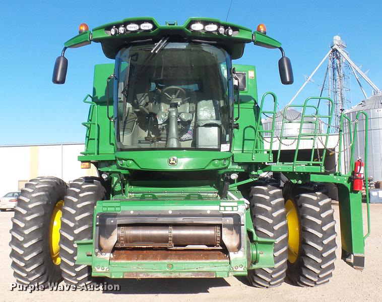 image for item DC1977 2013 John Deere S670 STS combine