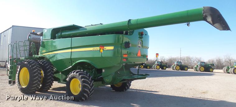 image for item DC1977 2013 John Deere S670 STS combine