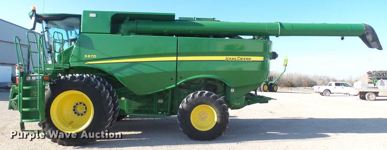 image for item DC1977 2013 John Deere S670 STS combine