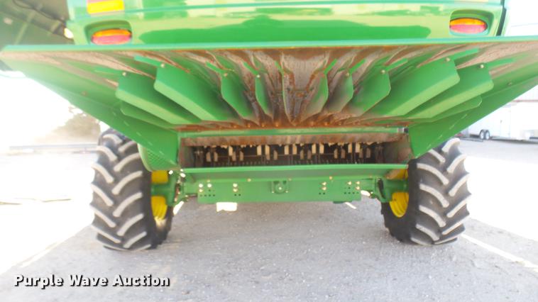 image for item DC1977 2013 John Deere S670 STS combine