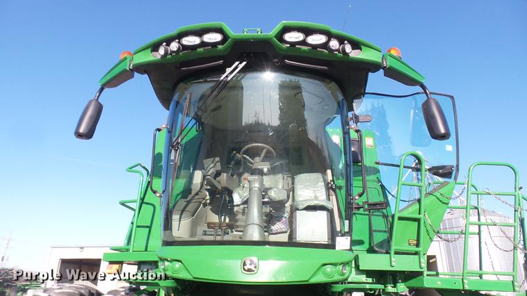 image for item DC1977 2013 John Deere S670 STS combine