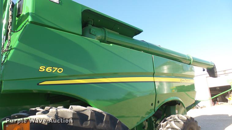 image for item DC1977 2013 John Deere S670 STS combine