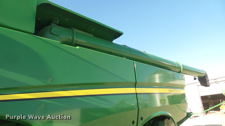 image for item DC1977 2013 John Deere S670 STS combine