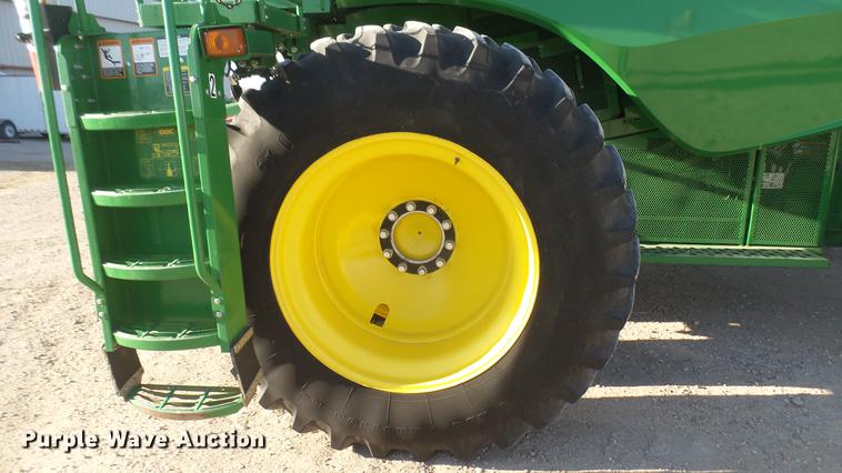 image for item DC1977 2013 John Deere S670 STS combine