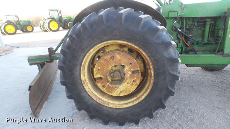 image for item DC1981 John Deere 4010 tractor