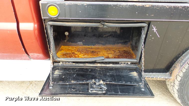 image for item DC2351 2002 Ford F350 Super Duty XLT flatbed pickup truck