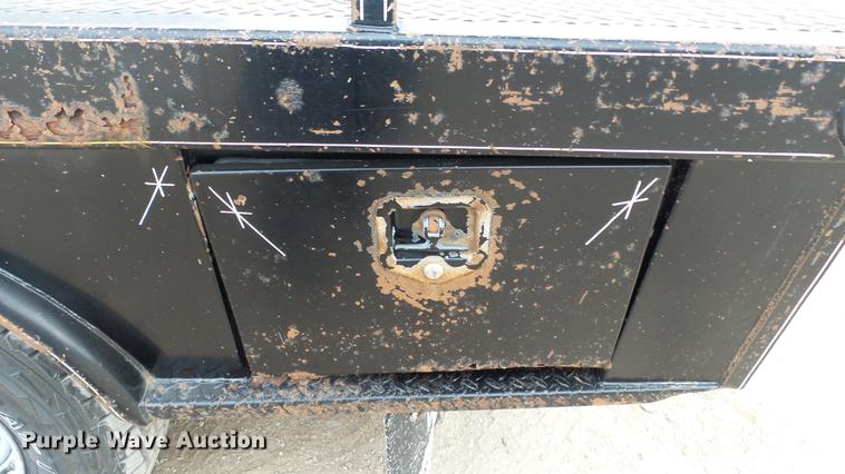 image for item DC2351 2002 Ford F350 Super Duty XLT flatbed pickup truck