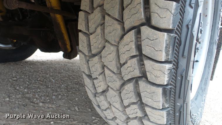 image for item DC2351 2002 Ford F350 Super Duty XLT flatbed pickup truck