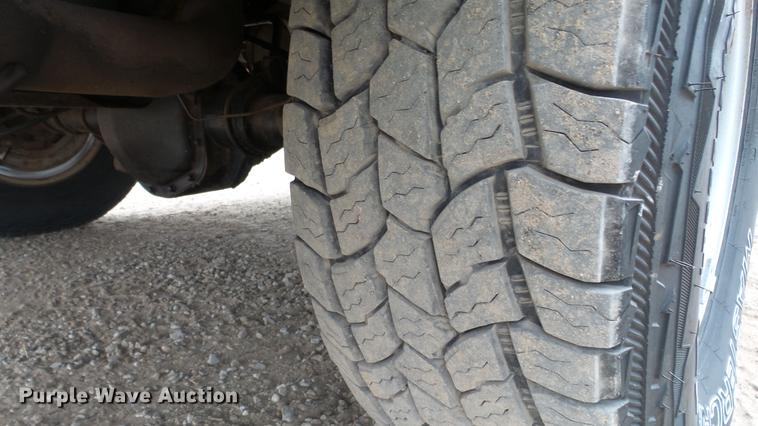 image for item DC2351 2002 Ford F350 Super Duty XLT flatbed pickup truck