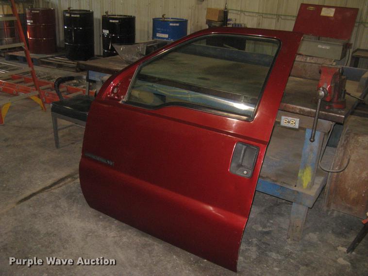 image for item DC2351 2002 Ford F350 Super Duty XLT flatbed pickup truck