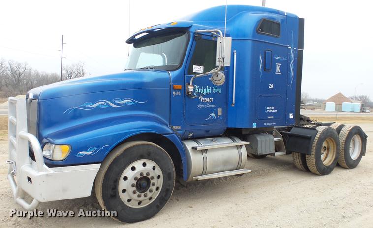 image for item DC2353 2005 International 9400i semi truck