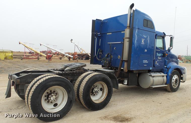 image for item DC2353 2005 International 9400i semi truck