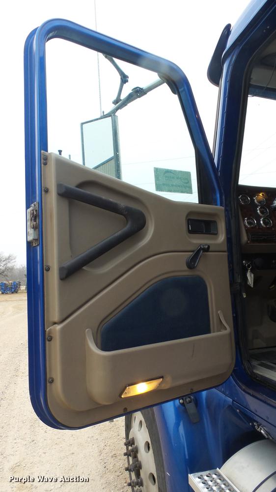 image for item DC2353 2005 International 9400i semi truck