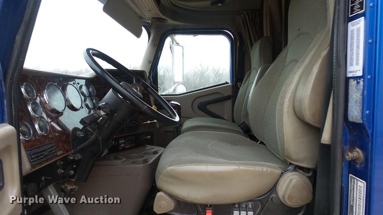 image for item DC2353 2005 International 9400i semi truck