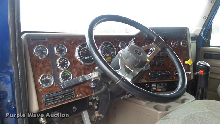 image for item DC2353 2005 International 9400i semi truck