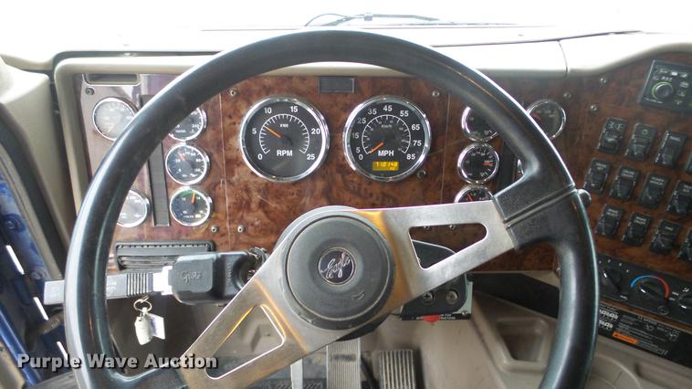 image for item DC2353 2005 International 9400i semi truck