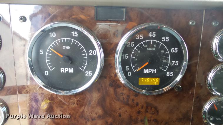 image for item DC2353 2005 International 9400i semi truck