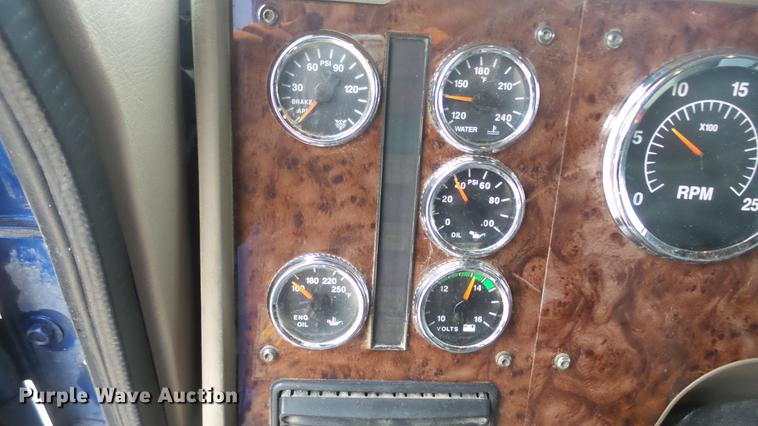 image for item DC2353 2005 International 9400i semi truck