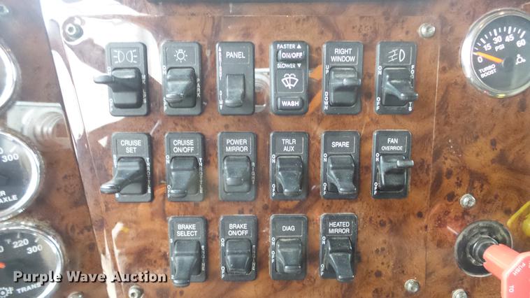 image for item DC2353 2005 International 9400i semi truck