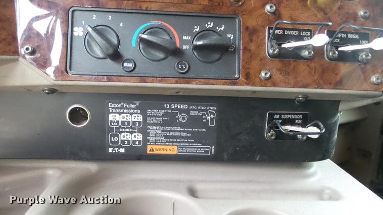 image for item DC2353 2005 International 9400i semi truck