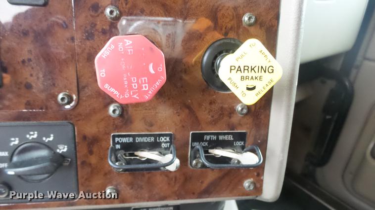 image for item DC2353 2005 International 9400i semi truck