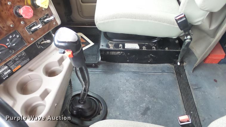 image for item DC2353 2005 International 9400i semi truck