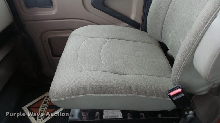 image for item DC2353 2005 International 9400i semi truck