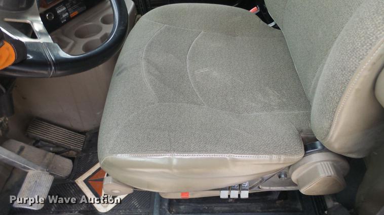 image for item DC2353 2005 International 9400i semi truck