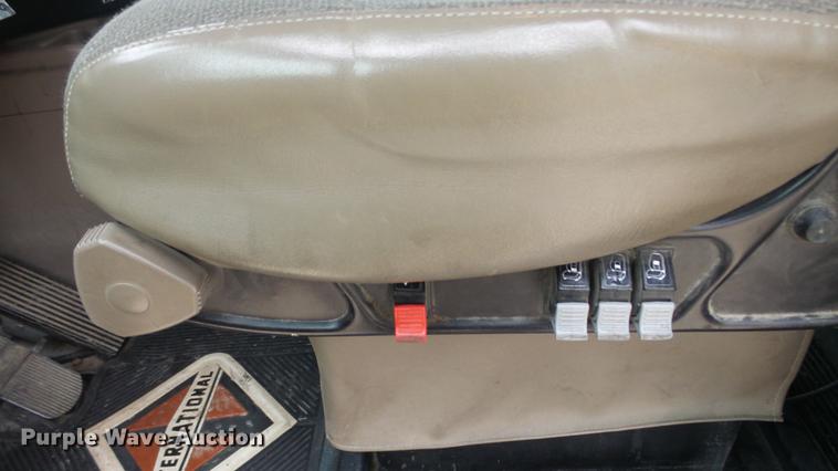 image for item DC2353 2005 International 9400i semi truck