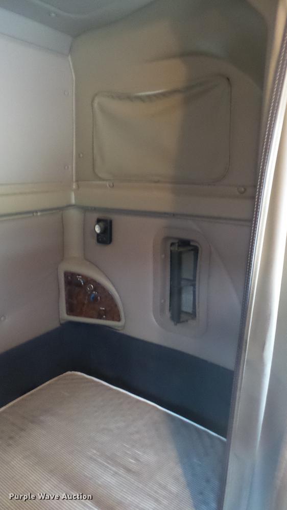 image for item DC2353 2005 International 9400i semi truck