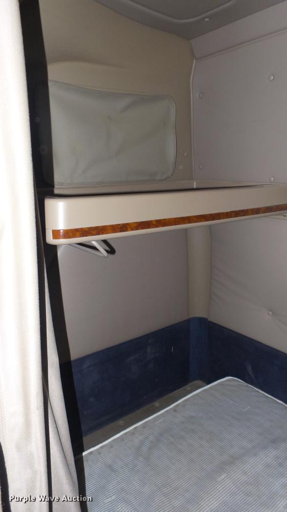 image for item DC2353 2005 International 9400i semi truck