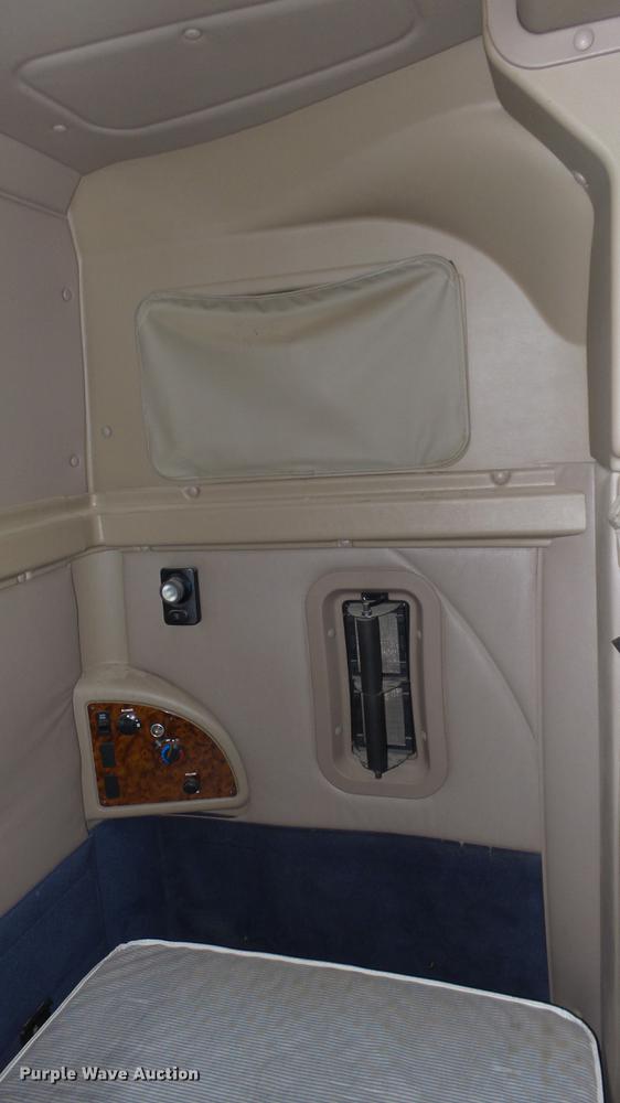 image for item DC2353 2005 International 9400i semi truck