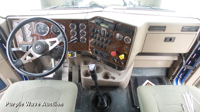 image for item DC2353 2005 International 9400i semi truck