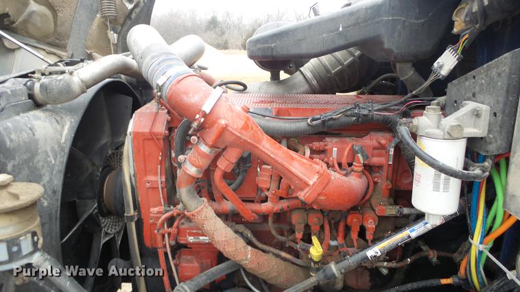 image for item DC2353 2005 International 9400i semi truck