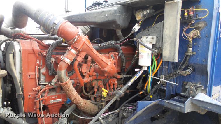 image for item DC2353 2005 International 9400i semi truck