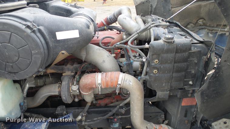 image for item DC2353 2005 International 9400i semi truck