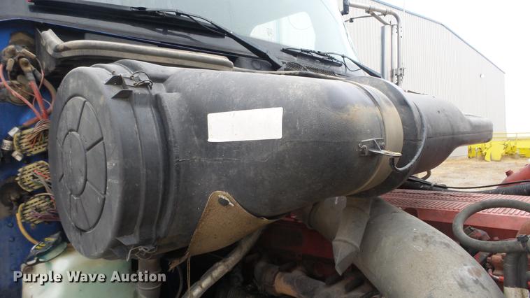 image for item DC2353 2005 International 9400i semi truck