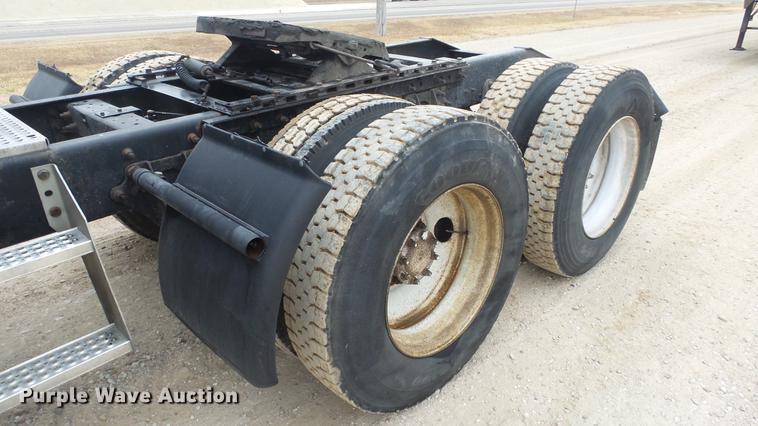 image for item DC2353 2005 International 9400i semi truck