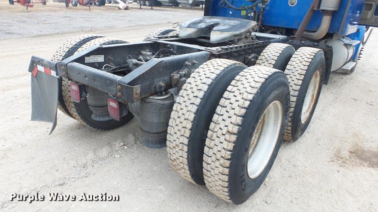 image for item DC2353 2005 International 9400i semi truck