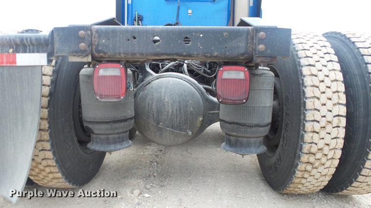 image for item DC2353 2005 International 9400i semi truck