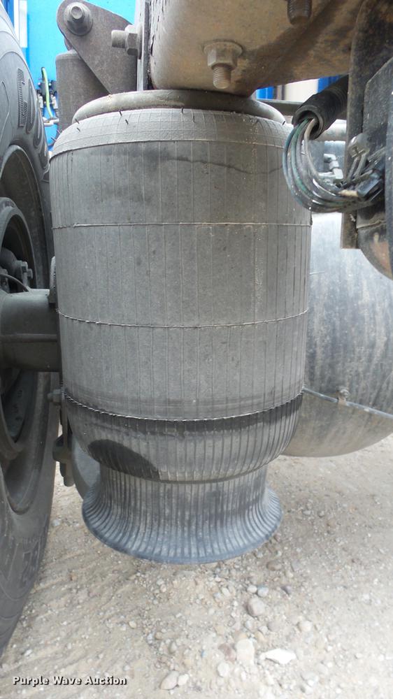 image for item DC2353 2005 International 9400i semi truck