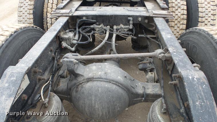 image for item DC2353 2005 International 9400i semi truck